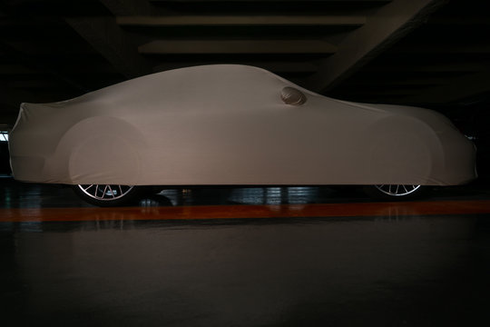 Voiture de luxe prot&eacute;g&eacute;e et b&acirc;ch&eacute;e par une housse