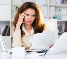 Woman is having complicated issue with project