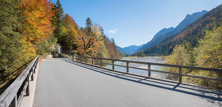 Mautstraße von Hinterriß in die Eng, idyllische Herbstlandschaft Karwendel