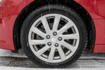 Winterreifenwechsel im Schnee w&auml;hrend es schneit