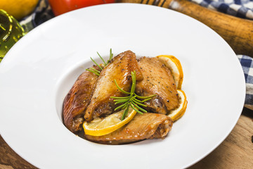 Chicken wings with black pepper and lemon