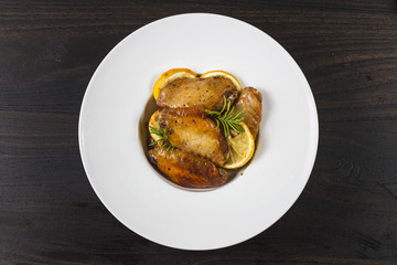 Chicken wings with black pepper and lemon