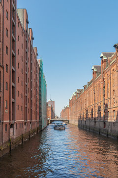 Hamburg - Hafencity - Lagerhäuser am Kanal