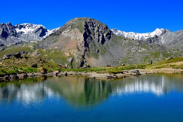 Südtirols wunderschöne Bergwelt - Berge spiegeln sich im Gebirgssee