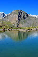 Naklejka na ściany i meble Gebirgssee in Südtirol mit Spiegelung der Bergkette