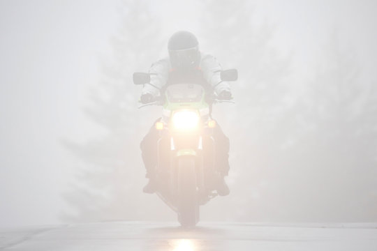 霧の中を走るオートバイ