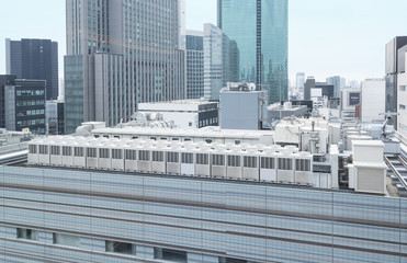 ビルの屋上に設置された空調施設（室外機）