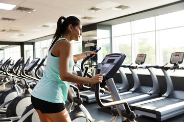 Side view of Concentrated sports woman doing crossfit exercise