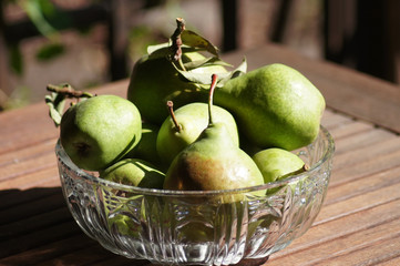Frische Birnen in der Schale