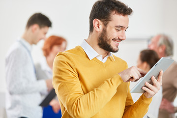 Geschäftsmann arbeitet online mit Tablet