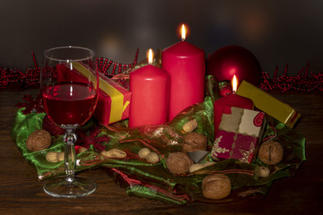 Glas Wein und Geschenke im Kerzenlicht