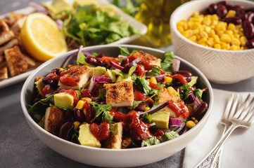 Chicken salad with avocado, corn and bean. © O.B.