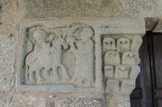 Detalle del capitel decorado  en la fachada de la capilla visig&oacute;tica de San Xes de Francelos, Ribadavia. Ourense, Galicia. Espa&ntilde;a.