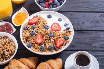 Granola yogurt and berries