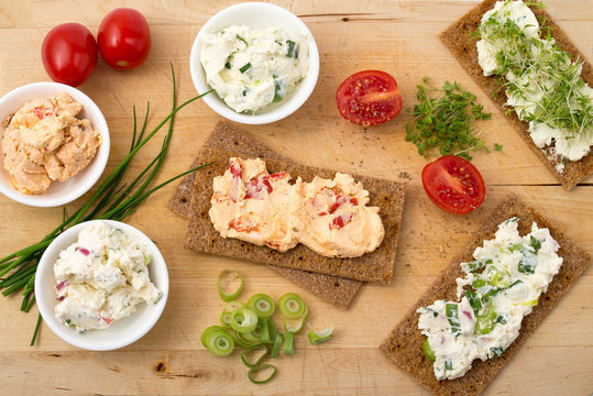 Kn&auml;ckebrot mit Frischk&auml;sespezialit&auml;ten