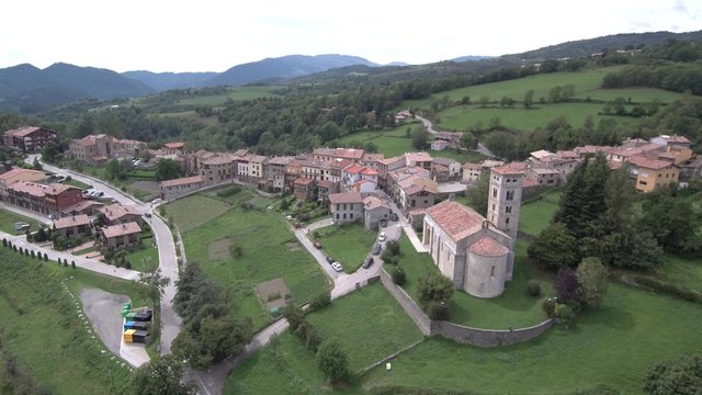 Dron en Mollo. Pueblo de Girona en Cataluña, España 