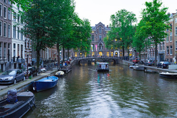Fototapeta na wymiar アムステルダムの川の風景