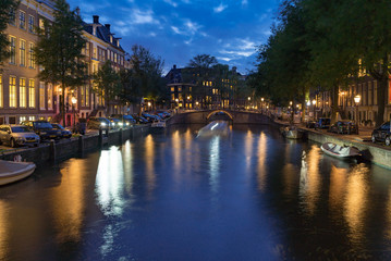 アムステルダム夜の川辺の景色