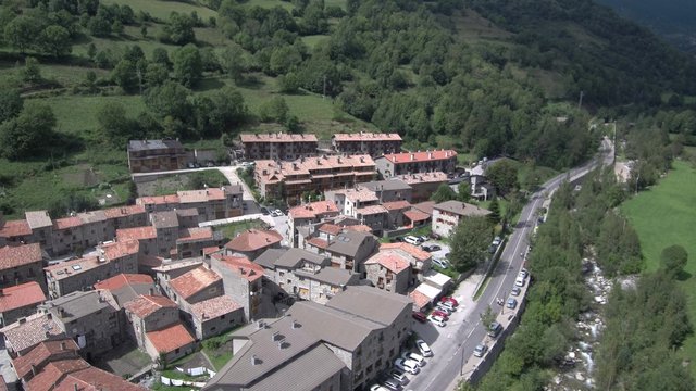 Setcases desde el aire. Pueblo de Gerona en Cataluña, España. Fotografia con Drone