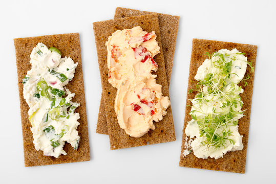 Kn&auml;ckebrot mit Frischk&auml;sespezialit&auml;ten