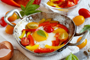 Fried egg with a bell pepper and tomatoes