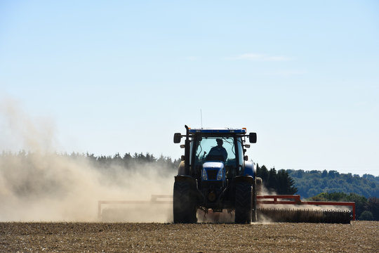tracteur agriculture secheresse vent terre planete 