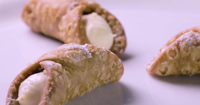 Cannoli alla ricotta siciliani