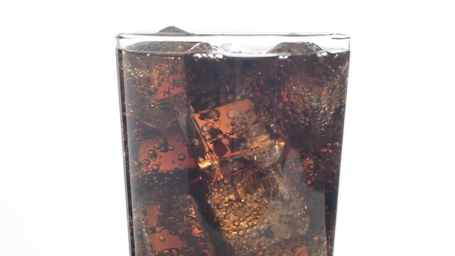 Refresco de cola en un vaso con hielos