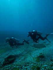 Fototapeta na wymiar Divers exploring