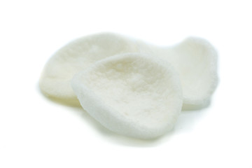 Krabbenchips Krabbenchip isoliert freigestellt auf weißen Hintergrund, Freisteller