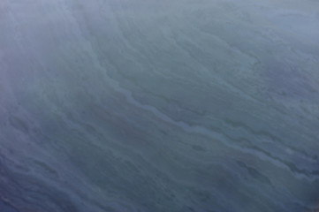 Ölfilm auf Wasseroberfläche