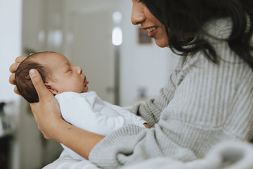 Mother holding her infant baby © Rawpixel.com
