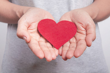 Fototapeta premium eldeki kırmızı kalp