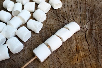 Marshmallow auf Holzuntergrund
