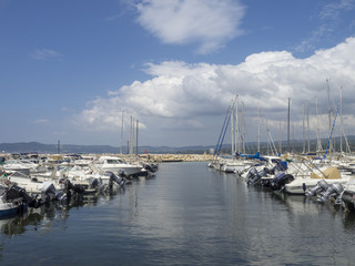 Fototapeta na wymiar Saint-Cyr-sur-Mer dans le département du Var. La baie des Lecques. Port de la Madrague