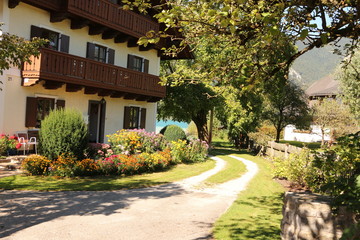 Obraz premium Bunter Vorgarten an einem Haus am Wolfgangsee im Salzkammergut