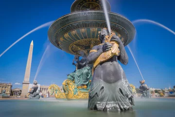 Fototapete Brunnen Paris, France - 08 18 2018:  La Place de la Concorde - L'Obélisque de Louxor et la Fontaine des mers