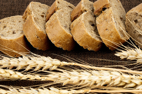 Tahıl ekmek beyaz arka plan &uuml;st&uuml;nde