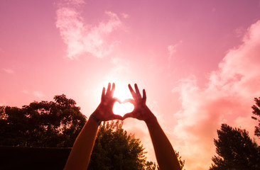 Hände Herz Sonnenstrahlen