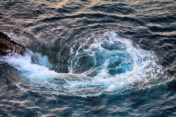 REMOLINO DE MAR AZUL