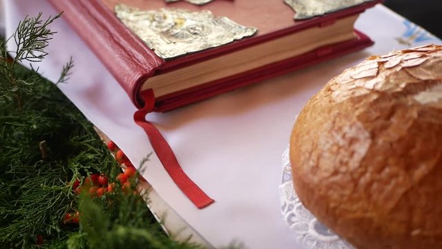 Dary ofiarne i księga ewangeliarza podczas eucharystii Mszy Świętej