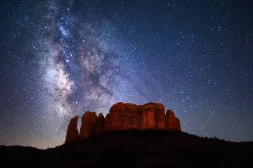 Foto op geborsteld aluminium Arizona Een meteoor schiet door de Melkweg boven Cathedral Rock in Sedona, Arizona.