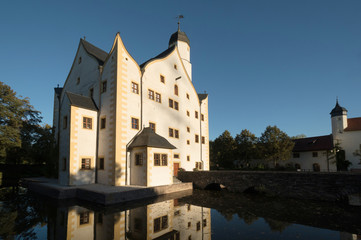 Obraz premium Wasserschloss Klaffenbach im Morgenlicht, Chemnitz, Sachsen, Deutschland