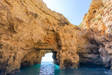 Bildung einer Höhle an den schroffen Felsen der Algarve
