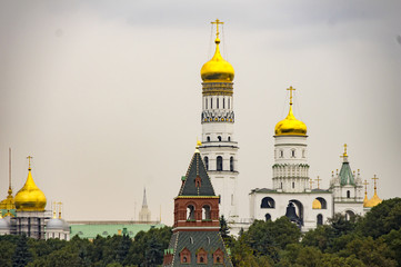 Fototapeta na wymiar View from Zaryadye Park to the Kremlin in cloudy weather
