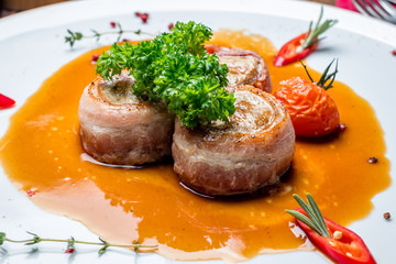 Pork medallions with bacon