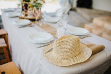 Chapéu de palha em cima da mesa