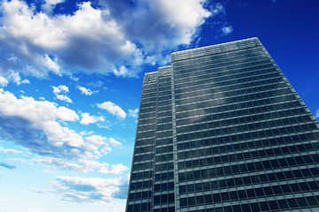 Fototapeta na wymiar office building under the blue sky
