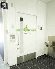 多機能トイレ（多目的・高機能トイレ）の出入口