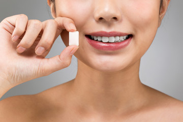 Obraz premium ガムを持つ女性